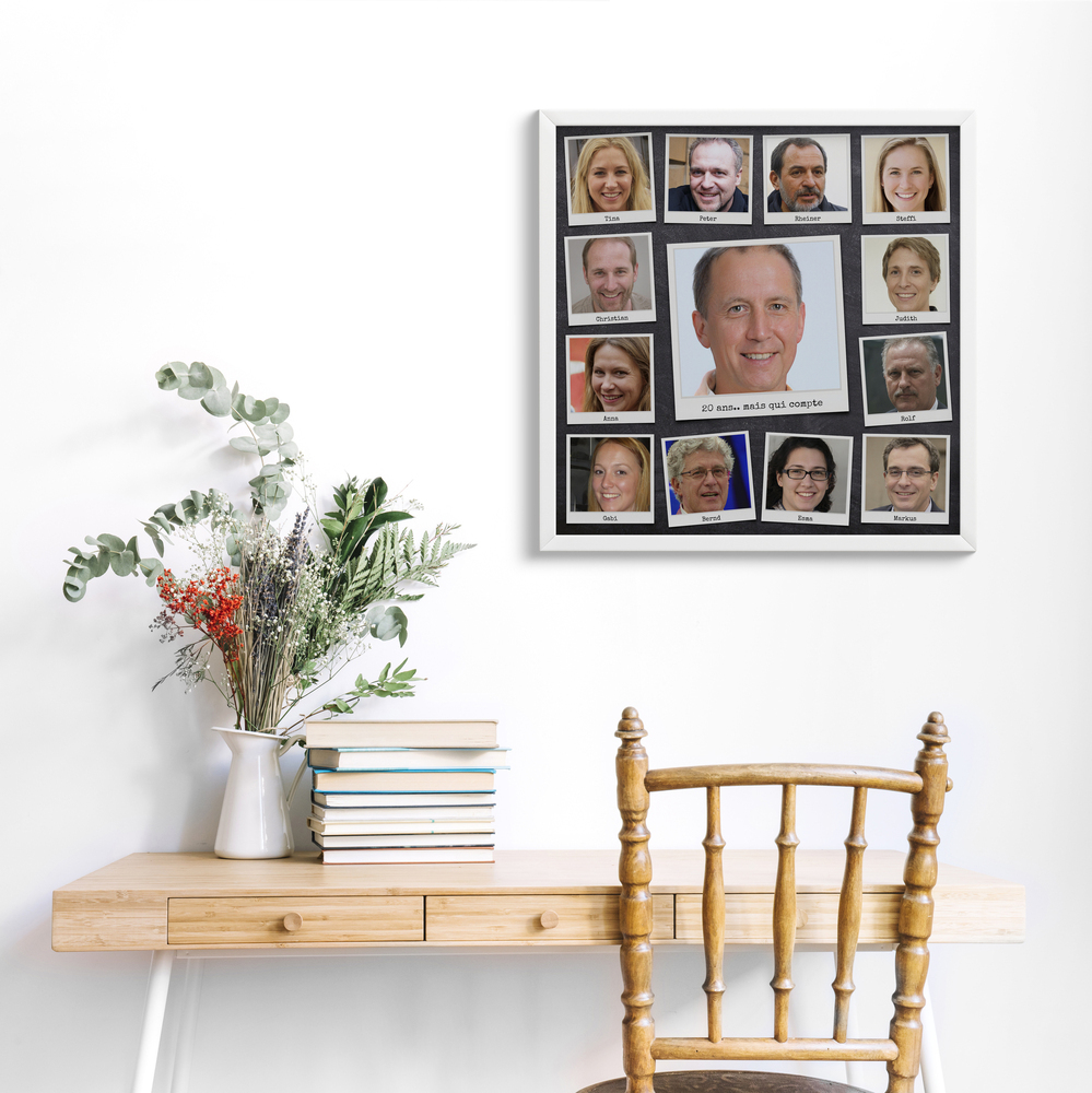 Collage photo de retraite avec portrait central et photos style Polaroid, encadré en blanc au-dessus d’un bureau