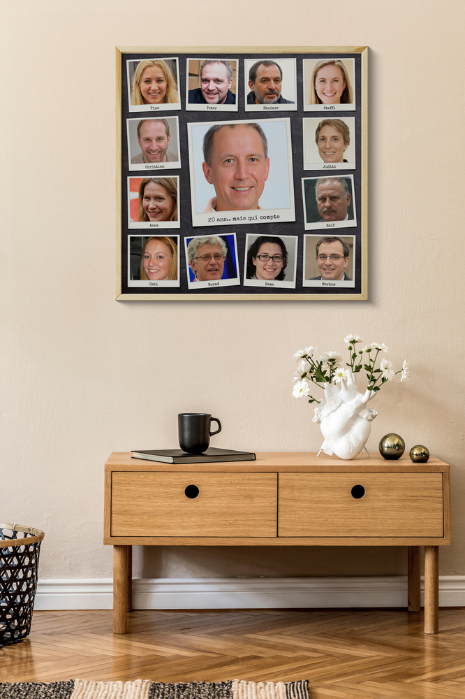 Collage photo de départ à la retraite avec portraits et prénoms, dans un cadre en bois clair au-dessus d’une console