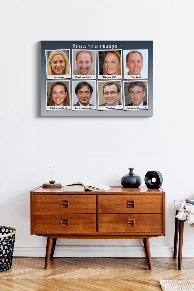 Collage photo d'adieu sur fond bleu-gris, huit portraits style Polaroid en deux rangées, au-dessus d'une commode en bois
