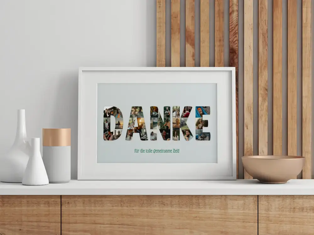 Fotocollage-Poster mit Dankesbotschaft aus kleinen Fotos, im weissen Rahmen auf einem Holzsideboard neben Vasen