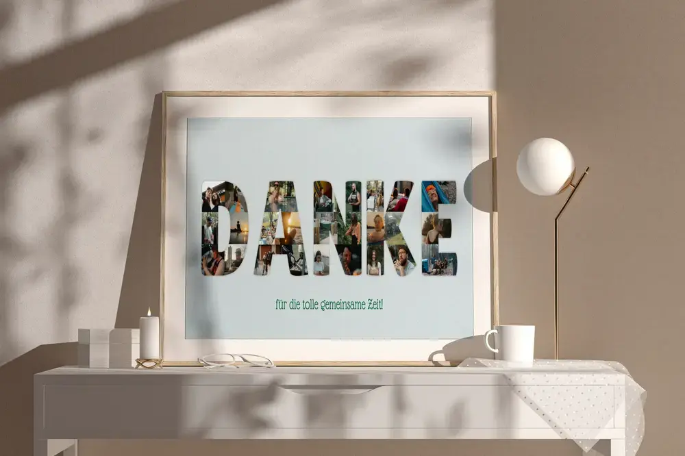 Persönliche Geschenkidee zum Jubiläum: Fotocollage-Poster mit Foto-Buchstaben im Holzrahmen auf heller Kommode