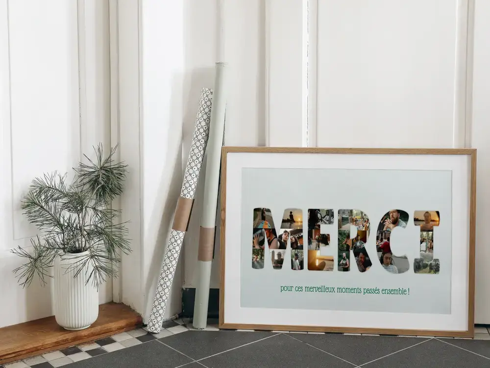 Cadeau d’anniversaire de mariage : poster pêle-mêle photo avec message de remerciement, encadré en bois et posé au sol