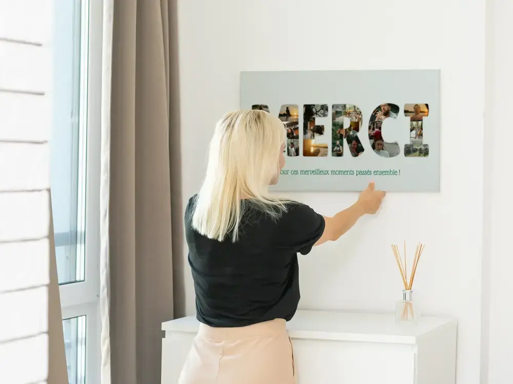 Affiche de remerciement en lettres faites de photos, au mur, cadeau pour un anniversaire de mariage