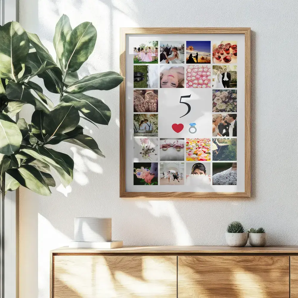 Collage photo avec un grand 5, encadré en bois au-dessus d’un buffet, cadeau pour 5 ans de mariage