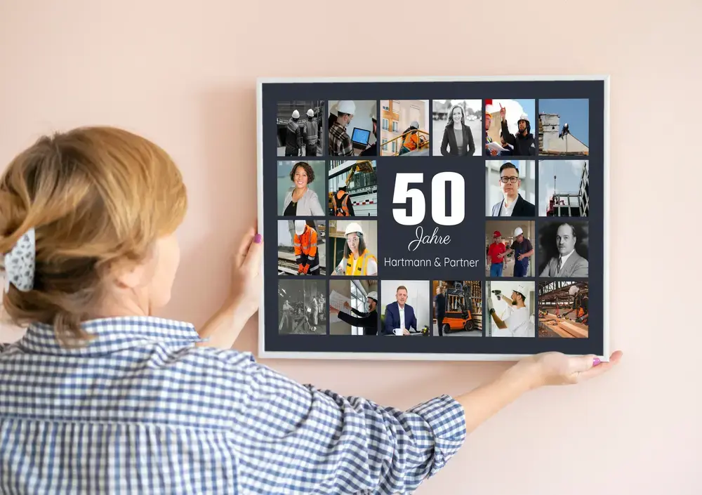 Gerahmte Fotocollage mit grosser 50 und Firmenfotos an heller Wand, als Geschenk zum 50. Firmenjubiläum