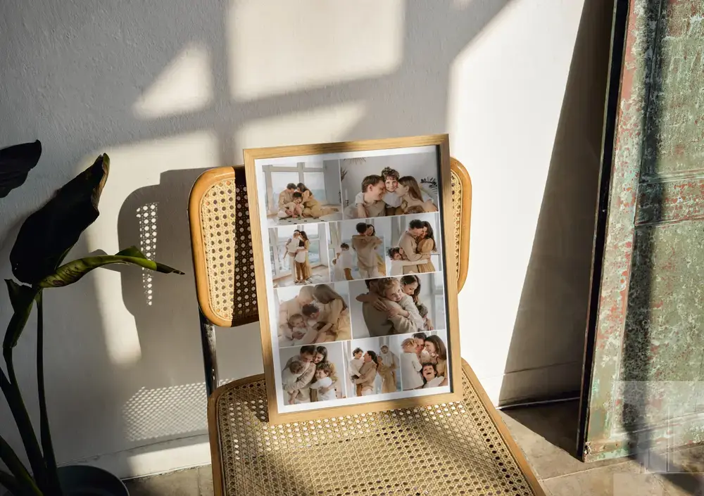 Familienfoto-Collage als Poster im Holzrahmen auf einem Geflechtstuhl, mit schmalen weissen Fugen im Sonnenlicht