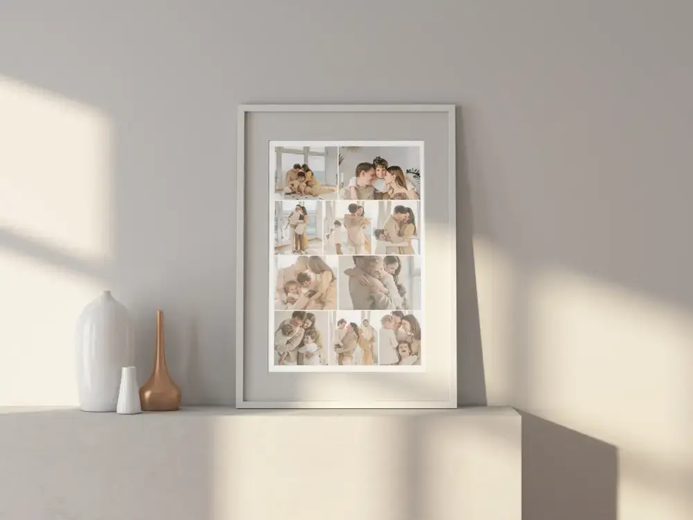Poster mit Familienfotos in Reihen, im weissen Rahmen mit Passepartout auf einem hellen Sideboard neben Vasen
