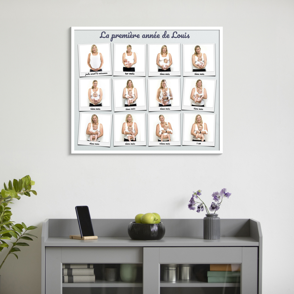 Collage photo de la première année de bébé, avec légendes mensuelles, encadré en blanc au-dessus d’un meuble gris