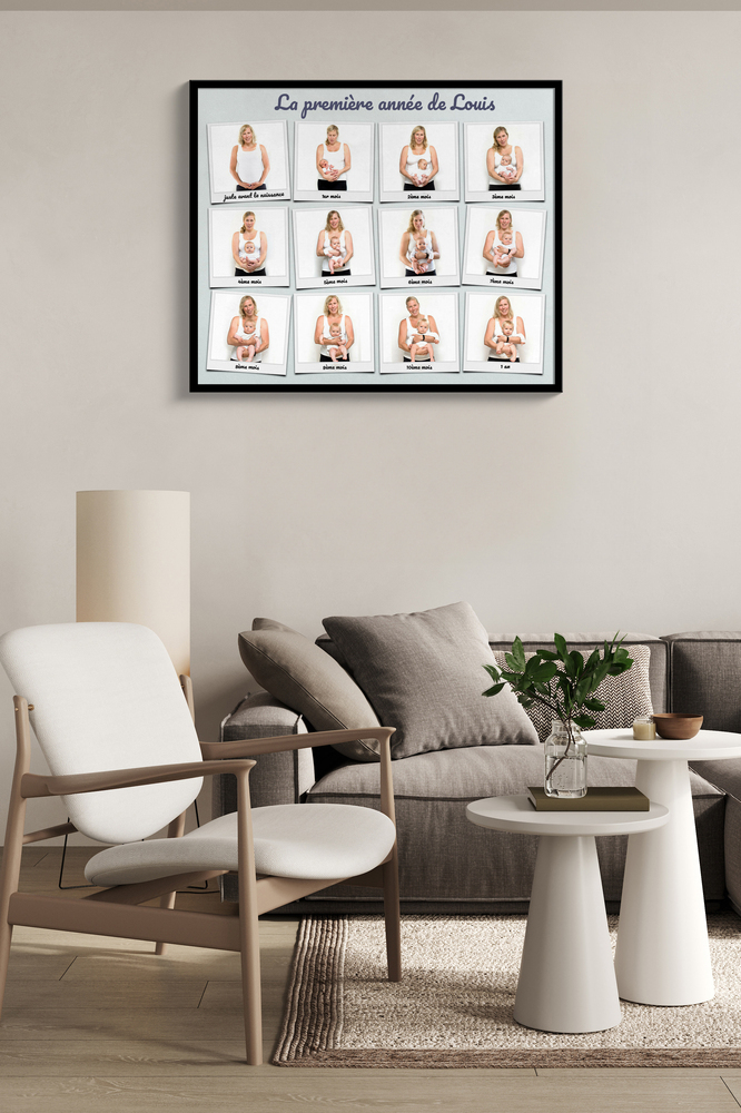 Collage de 12 photos de bébé avec titre personnalisé et légendes, dans un cadre noir au mur du salon