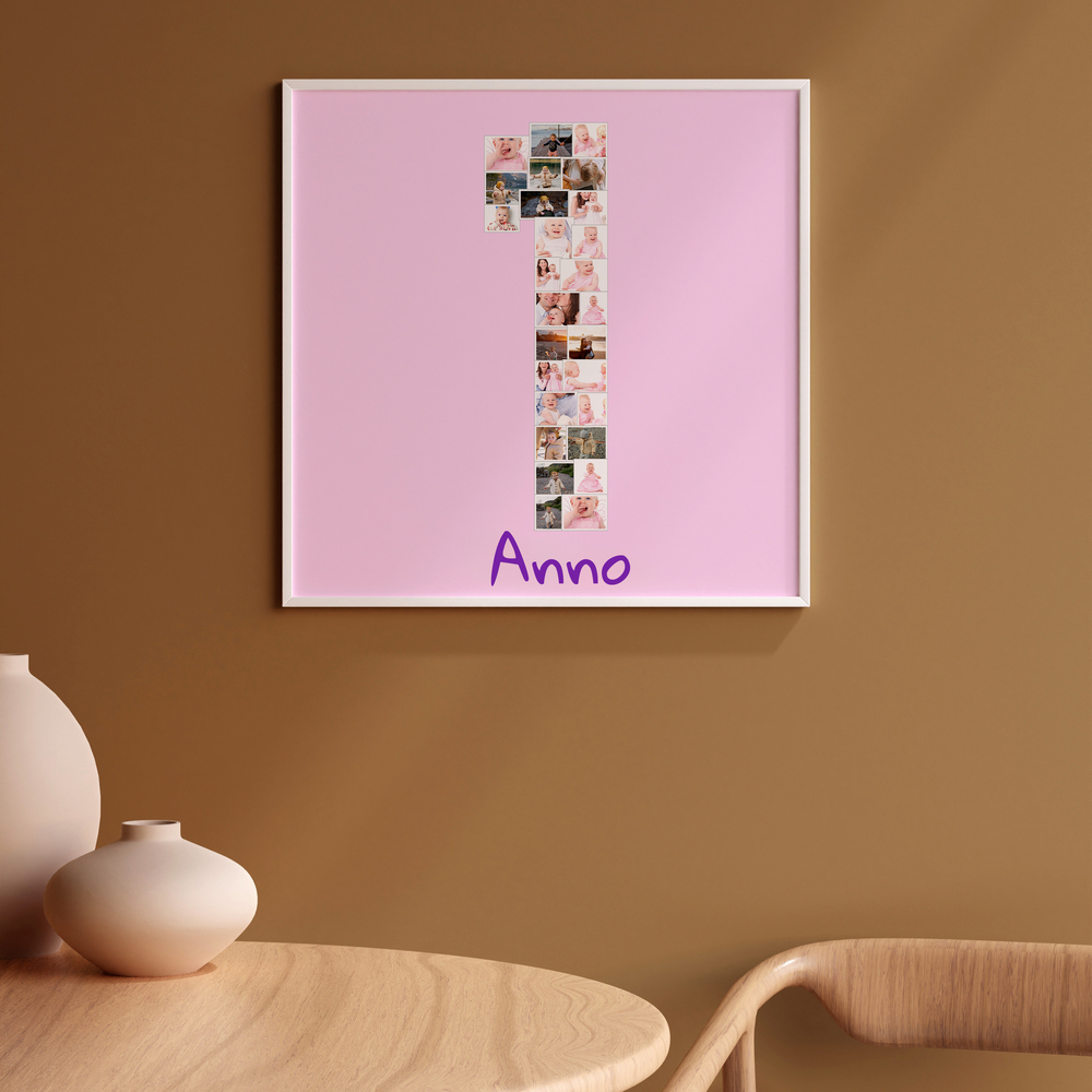 Collage di foto del primo anno a forma di 1 su fondo rosa, con cornice chiara su parete ocra sopra un tavolo