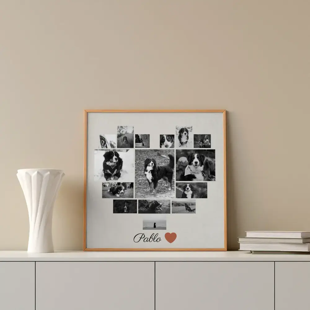 Collage in ricordo di un cane con foto in bianco e nero a cuore, incorniciato su una madia accanto a un vaso