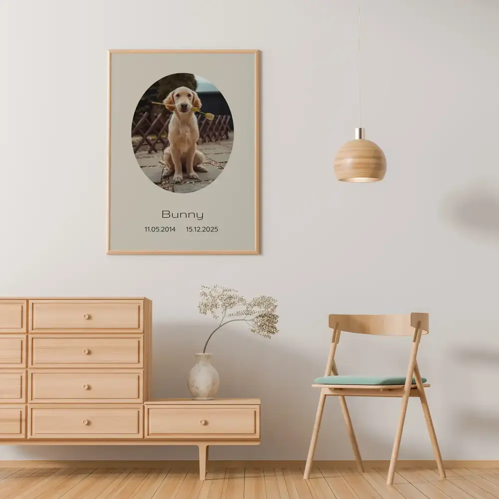 Quadro in memoria di un cane con ritratto ovale di golden retriever su beige, in cornice di legno sopra una cassettiera