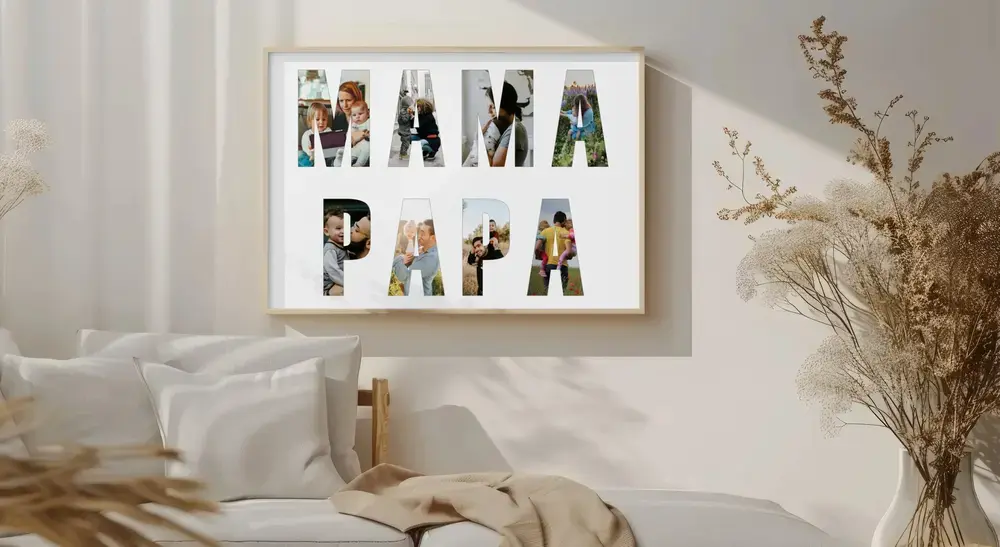 Fotocollage für Eltern mit grossen Buchstaben aus Familienfotos im hellen Holzrahmen an der Wand neben Trockenblumen
