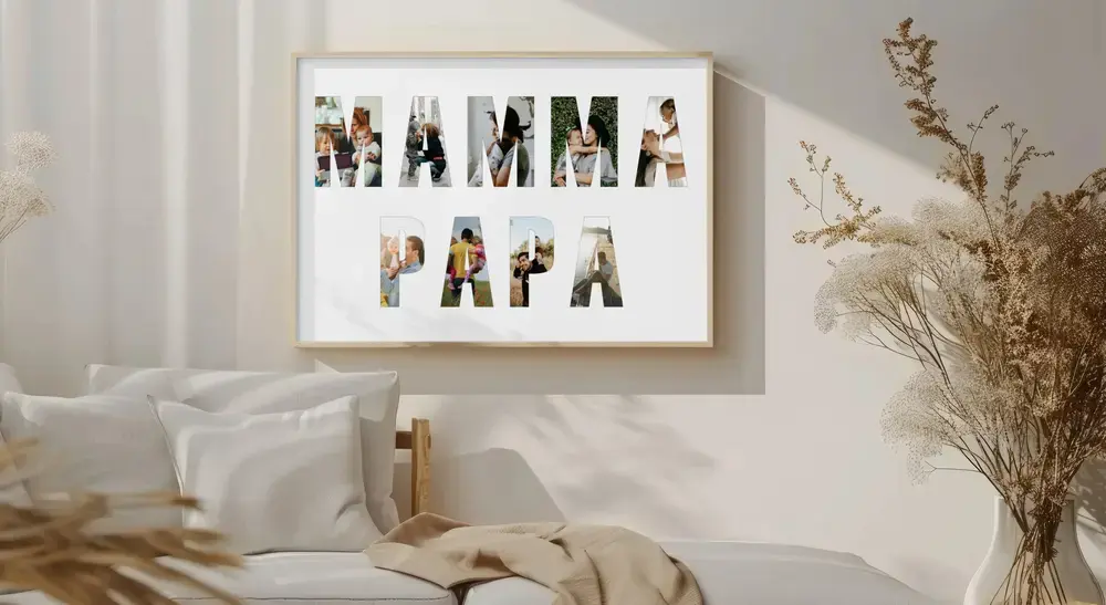 Collage di foto per i genitori con lettere su due righe, in cornice di legno chiaro alla parete accanto a fiori secchi
