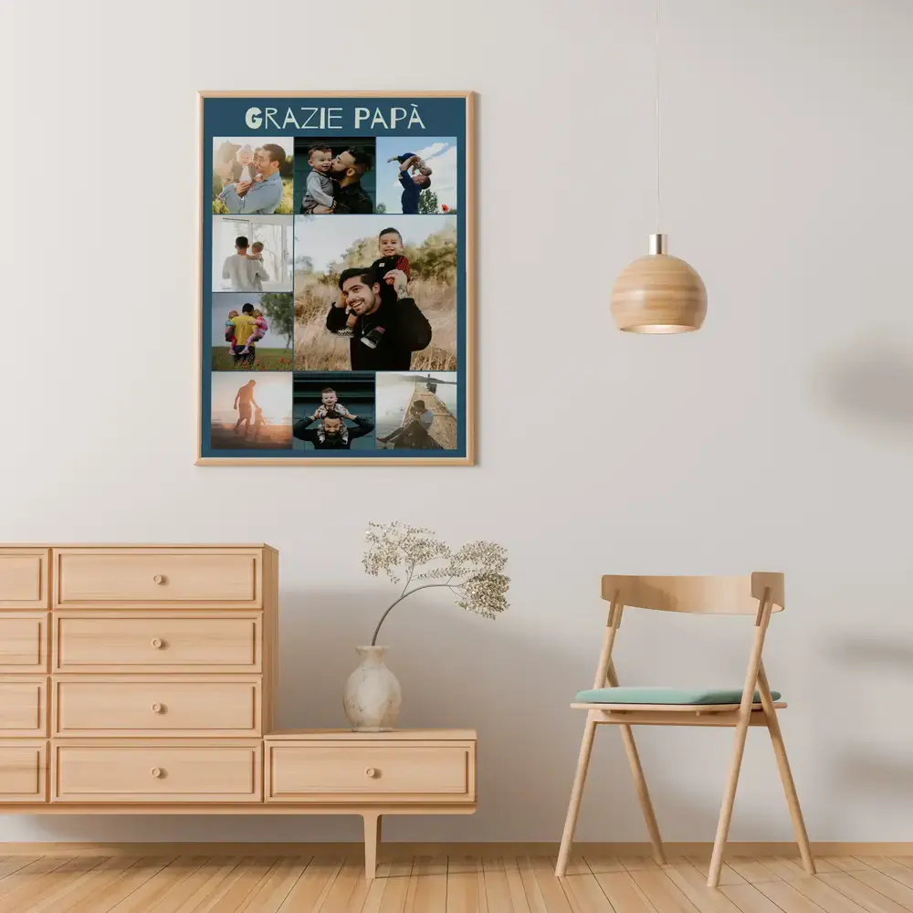 Collage di foto di papà e figli con dedica su fondo blu, in cornice di legno sulla parete del soggiorno