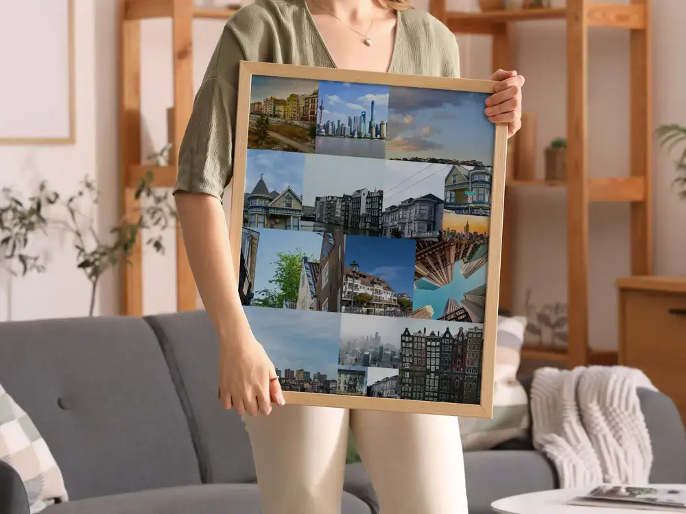 Pêle-mêle de photos de villes, cadre en bois clair devant un canapé gris, cadeau pour passionnés de voyages