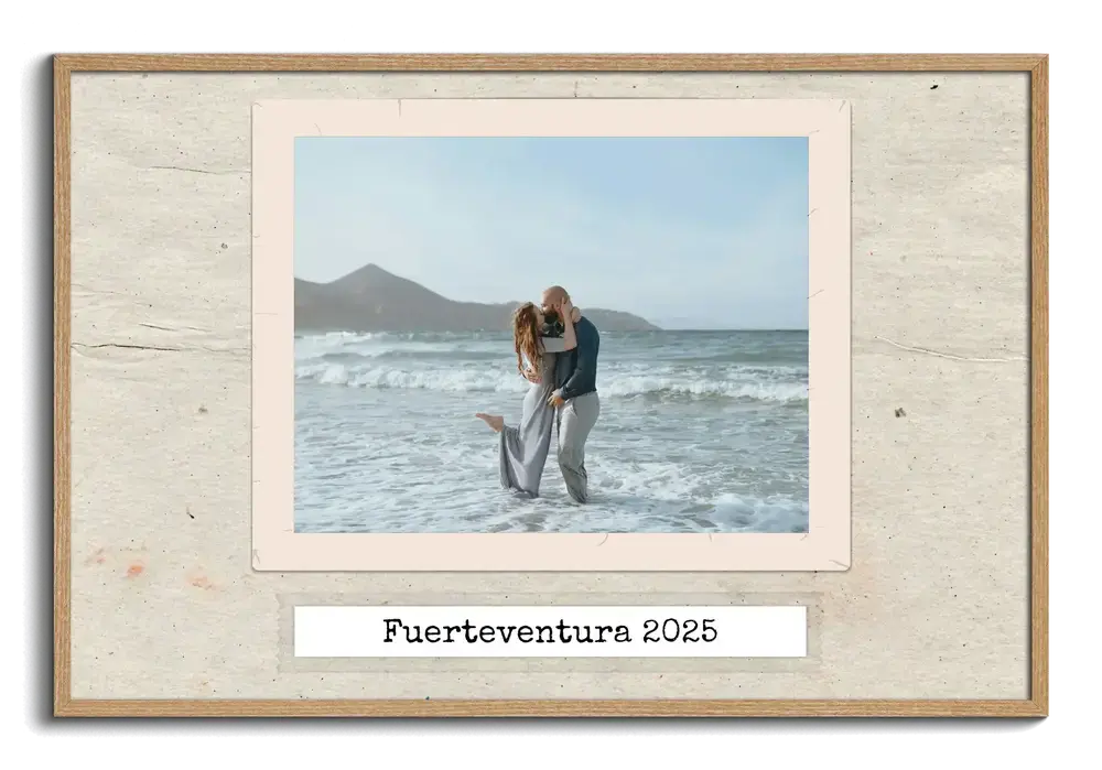 Collage photo de vacances en cadre bois naturel, avec couple en bord de mer, fond clair texturé et légende