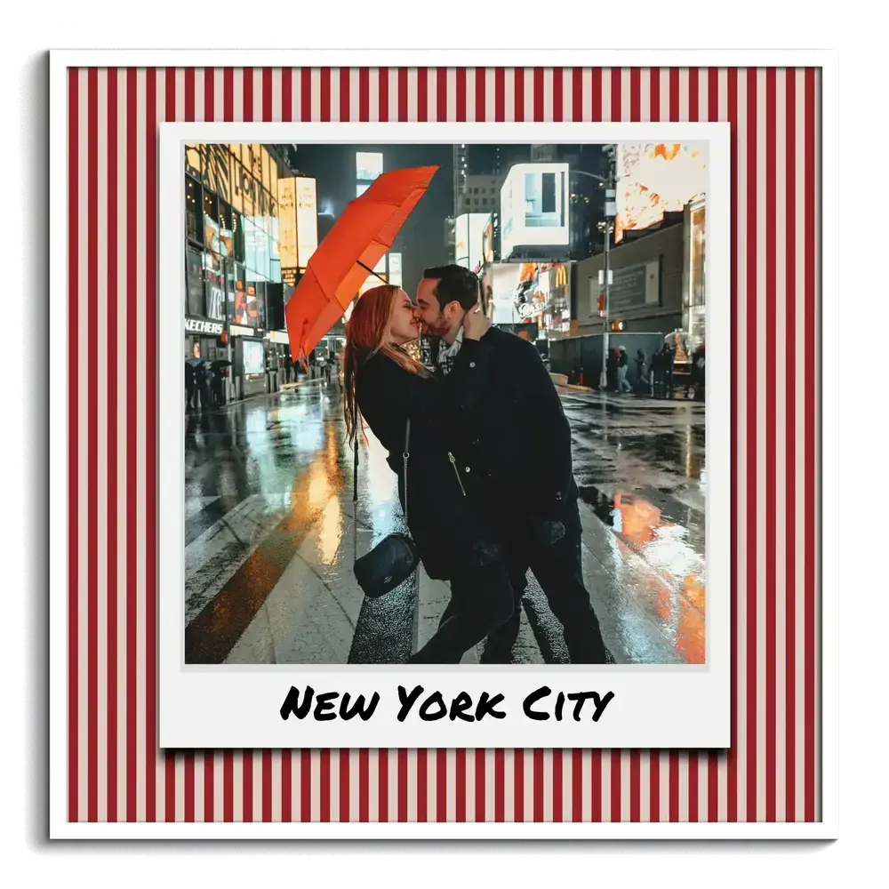 Collage photo de voyage en cadre blanc, avec photo de couple façon Polaroid sur fond rayé rouge et blanc