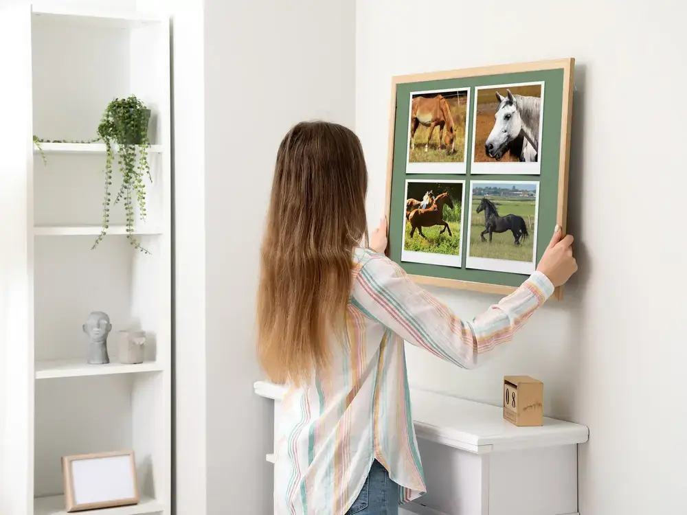 Collage de photos de chevaux façon Polaroid, encadré en bois naturel au-dessus de la cheminée du salon