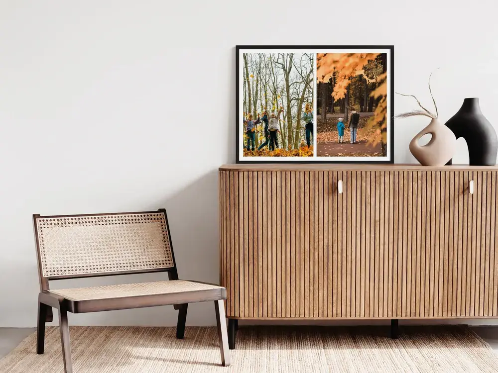 Herbstcollage mit zwei Familienfotos im schwarzen Rahmen auf einem Holzsideboard, ein Fotogeschenk für die Familie