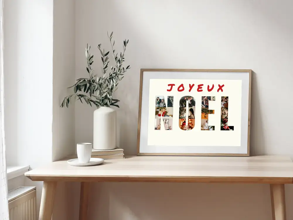 Collage photo encadré aux lettres remplies de photos sur un bureau, une idée cadeau de Noël pour les parents