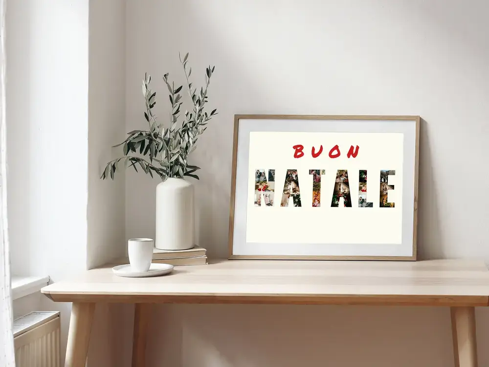 Collage di Natale con lettere composte da foto, in cornice di legno sulla scrivania accanto a un vaso