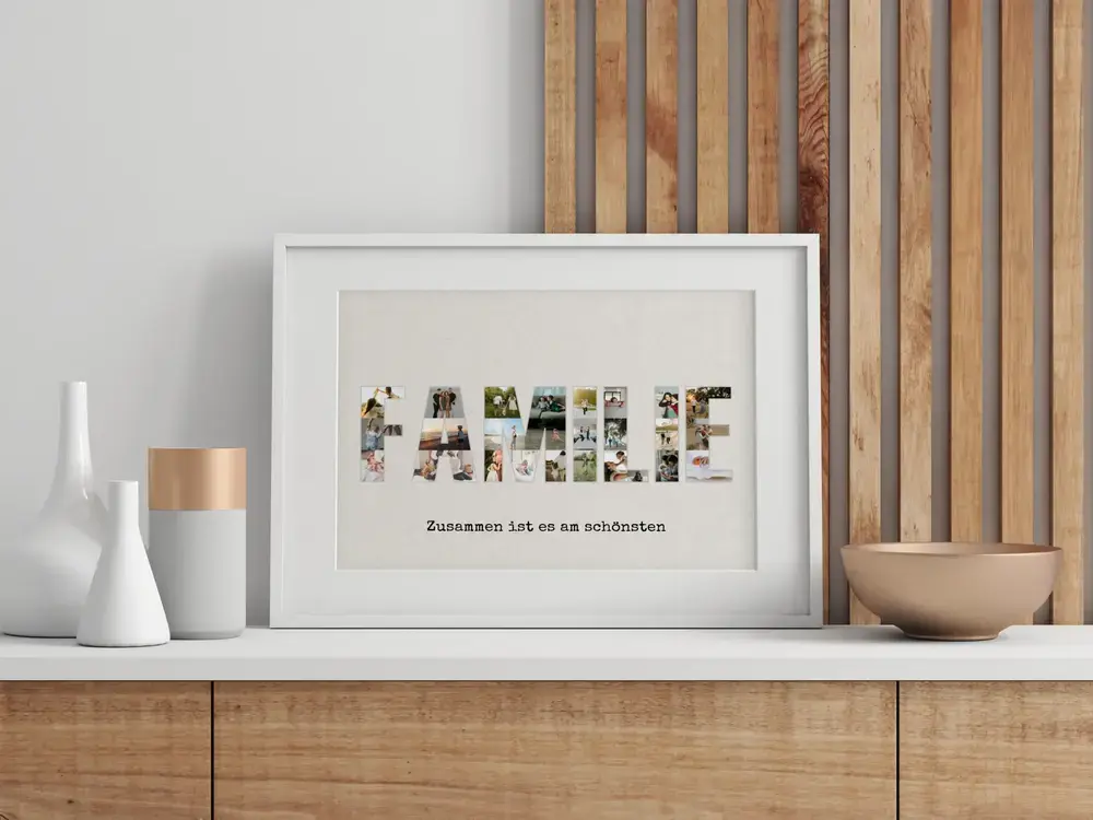 Fotocollage aus Familienfotos in Buchstabenform, weiss gerahmt auf dem Sideboard, als Geschenk für die Familie
