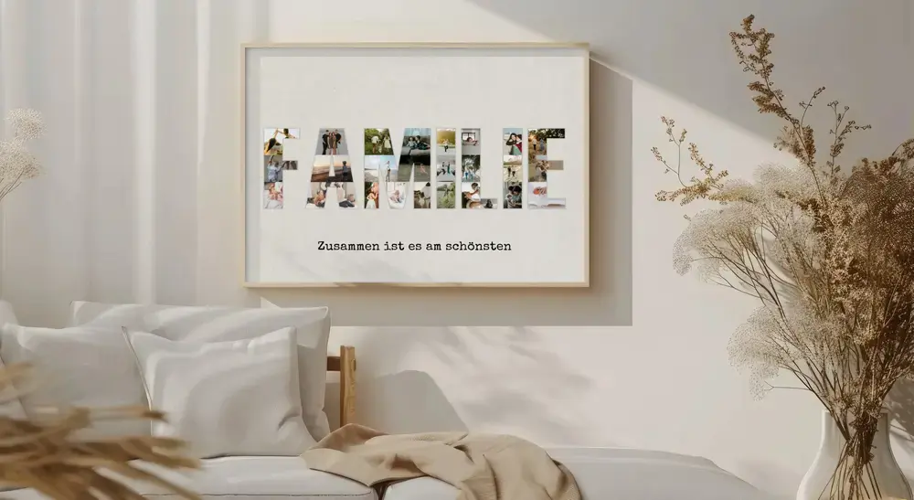 Familienfotocollage in grossen Buchstaben mit Spruch, im hellen Holzrahmen an der Wand über dem Sofa