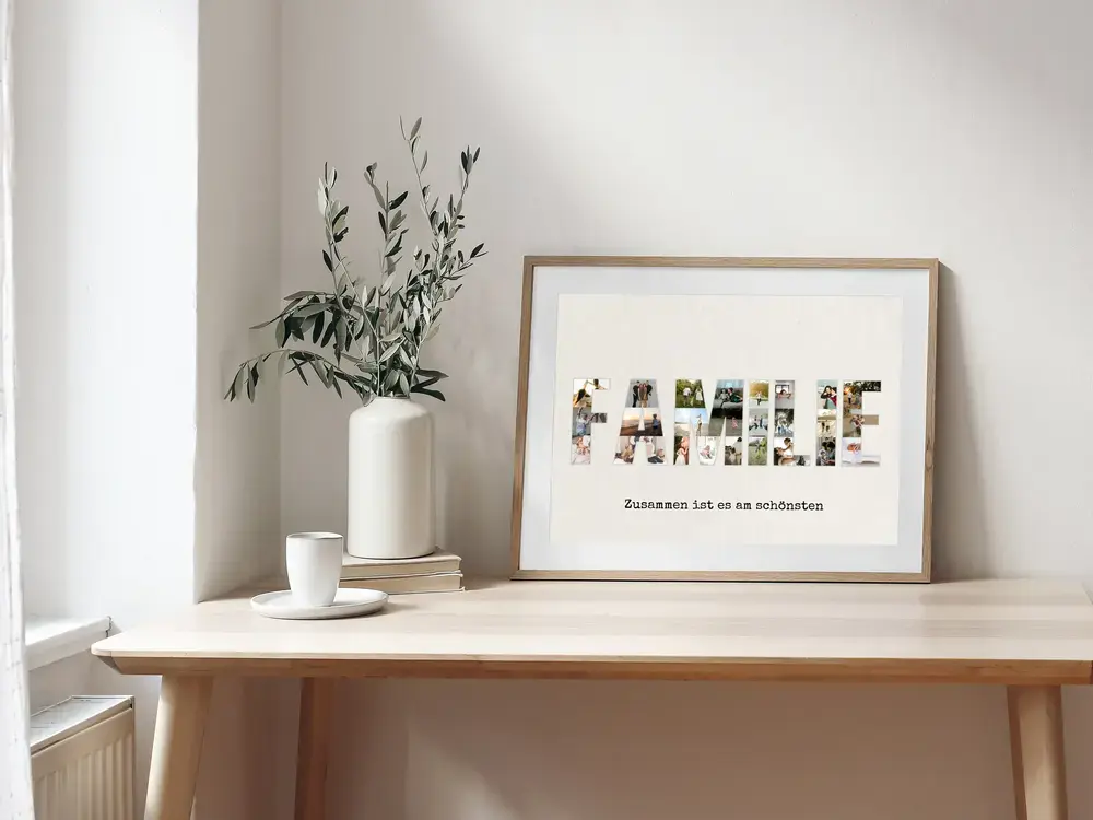 Buchstabencollage mit Familienfotos und Spruch im Holzrahmen auf dem Schreibtisch, als persönliche Geschenkidee