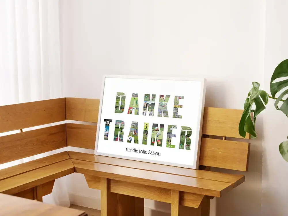 Fotocollage als Dankeschön für den Trainer, mit Fussballfotos in Buchstaben, weiss gerahmt auf einer Holzbank