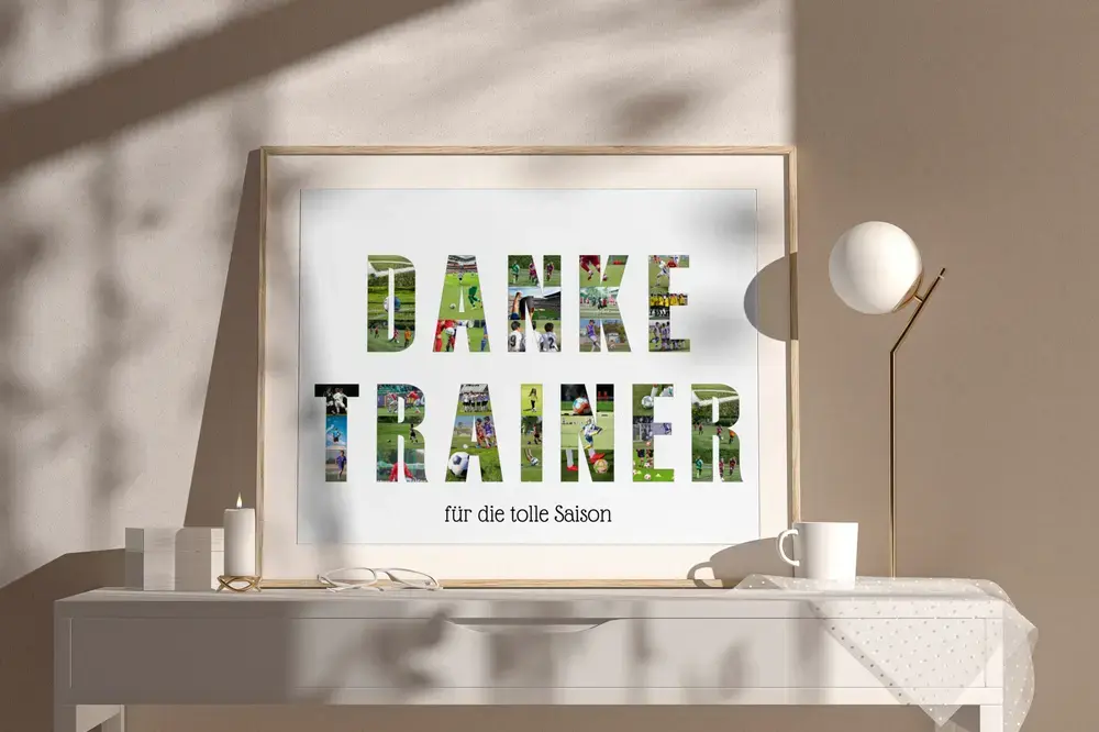 Fotocollage als Dankeschön für den Trainer, mit Fussballfotos in Buchstaben und Widmung, gerahmt auf einer Kommode
