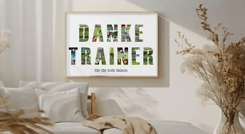 Buchstabencollage mit Fussballfotos und Widmung als Geschenk zum Saisonende für den Trainer, gerahmt über dem Sofa