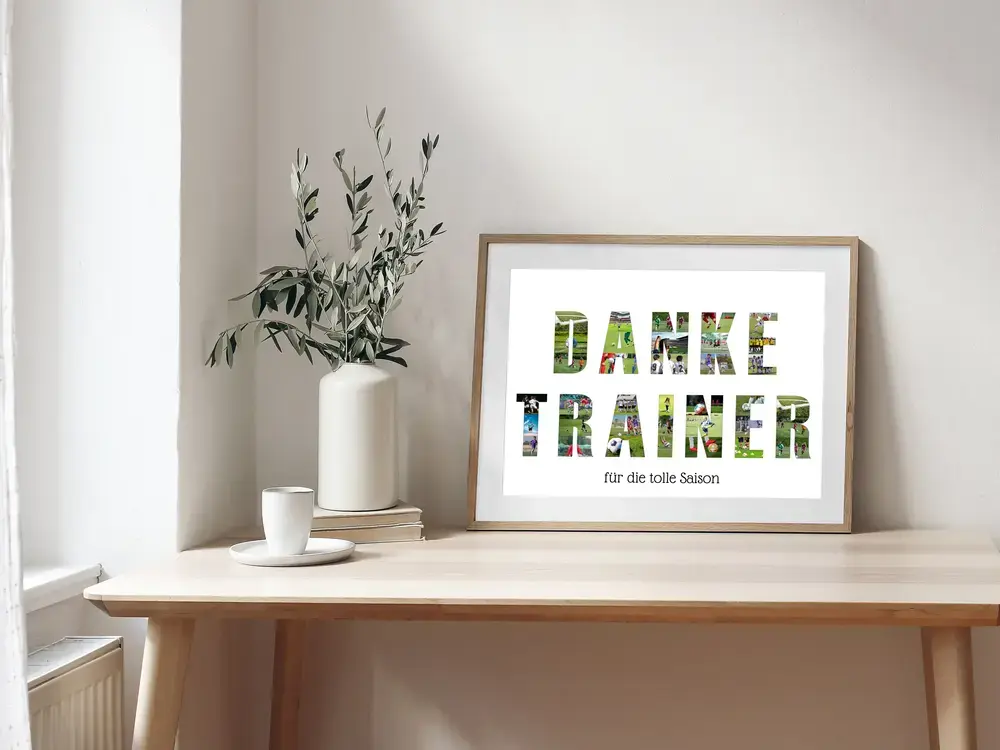 Fotocollage für den Trainer mit Fussballfotos in Buchstaben und persönlicher Widmung, im Holzrahmen auf dem Schreibtisch