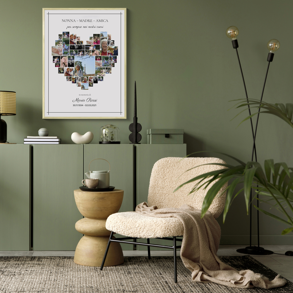 Collage fotografico a cuore in ricordo di una persona cara, in cornice chiara sulla parete verde del soggiorno