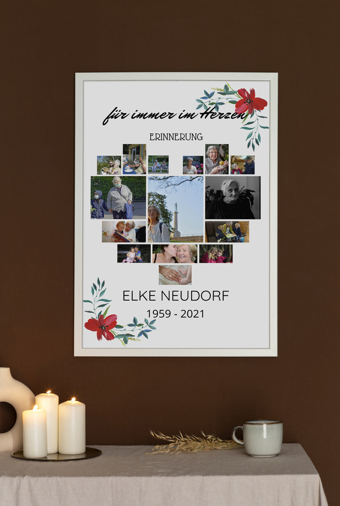 Gerahmte Trauercollage mit Fotoherz, Blumen und Namen an brauner Wand über einem Gedenktisch mit brennenden Kerzen