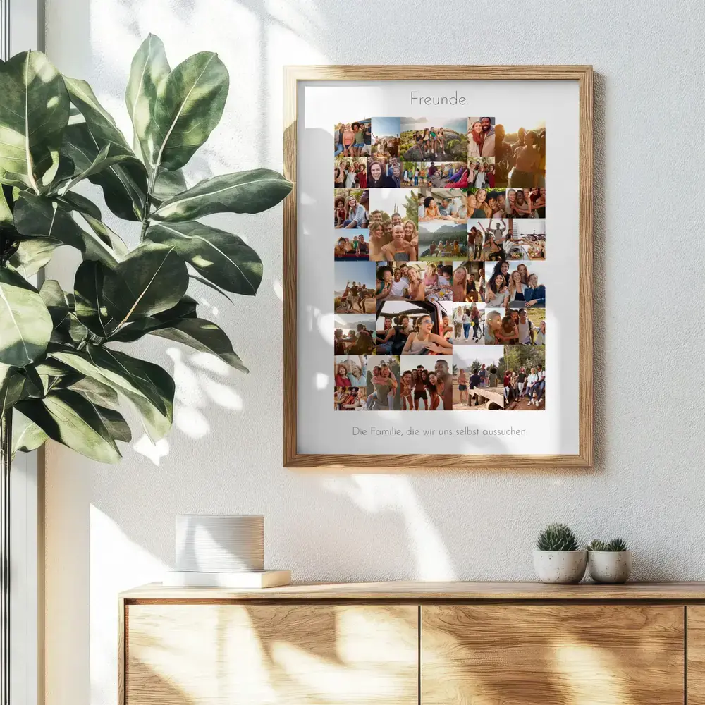 Hochformatige Fotocollage mit Freundschaftsspruch im hellen Holzrahmen über einer Kommode neben einer Grünpflanze