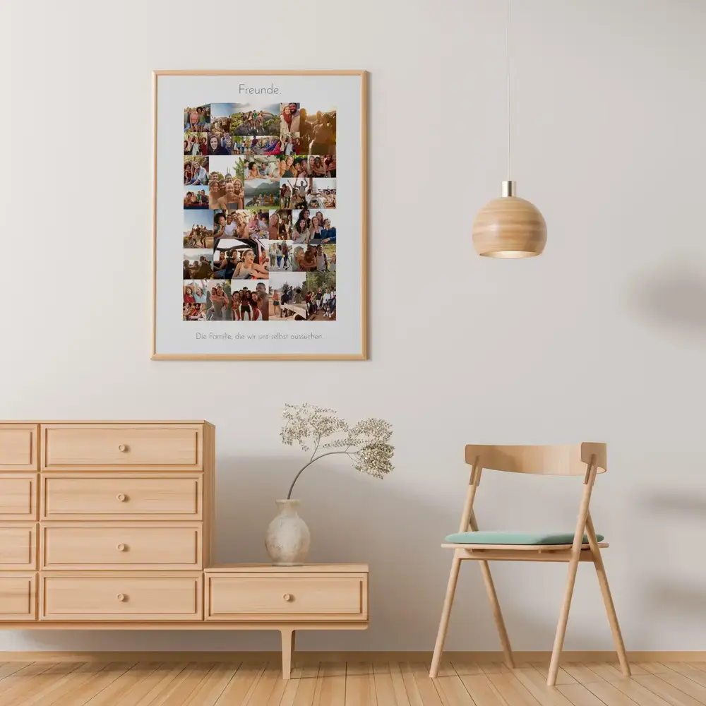 Freunde-Fotocollage mit Spruch auf weissem Hintergrund im Holzrahmen, über einer Kommode neben einem Holzstuhl