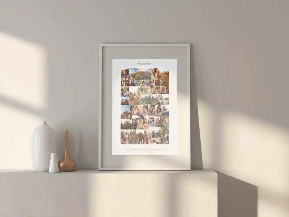 Fotocollage mit vielen Freundschaftsfotos und Spruch im hellen Hochformatrahmen auf weissem Sideboard neben Vasen