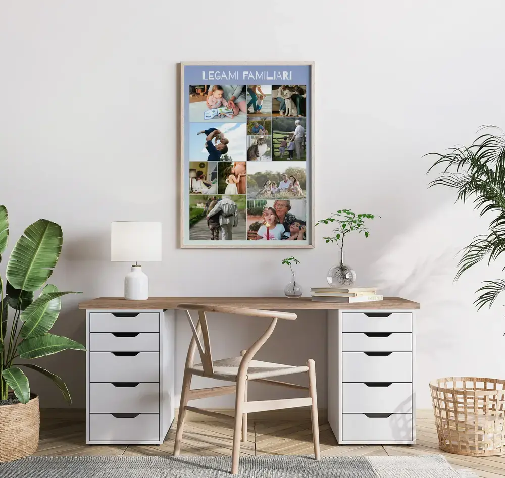 Collage di foto di famiglia con titolo su fondo azzurro, in cornice chiara sopra la scrivania