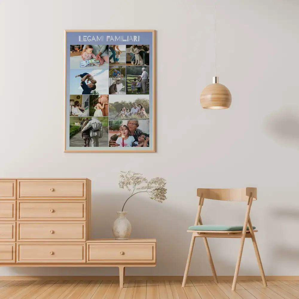 Collage di foto di famiglia con cornice in legno chiaro in soggiorno, un regalo ricco di ricordi per tutta la famiglia.