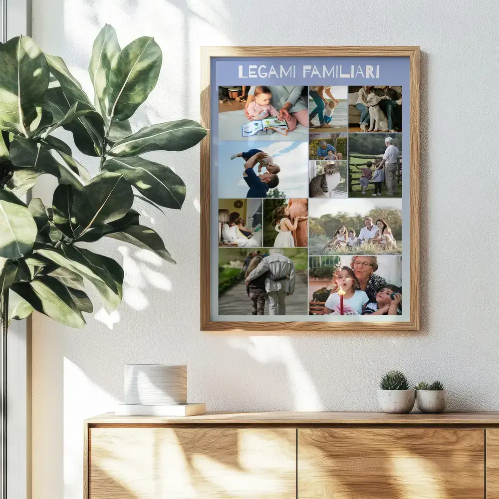 Collage di famiglia con foto di varie dimensioni, incorniciato in legno sopra una credenza accanto a una pianta.