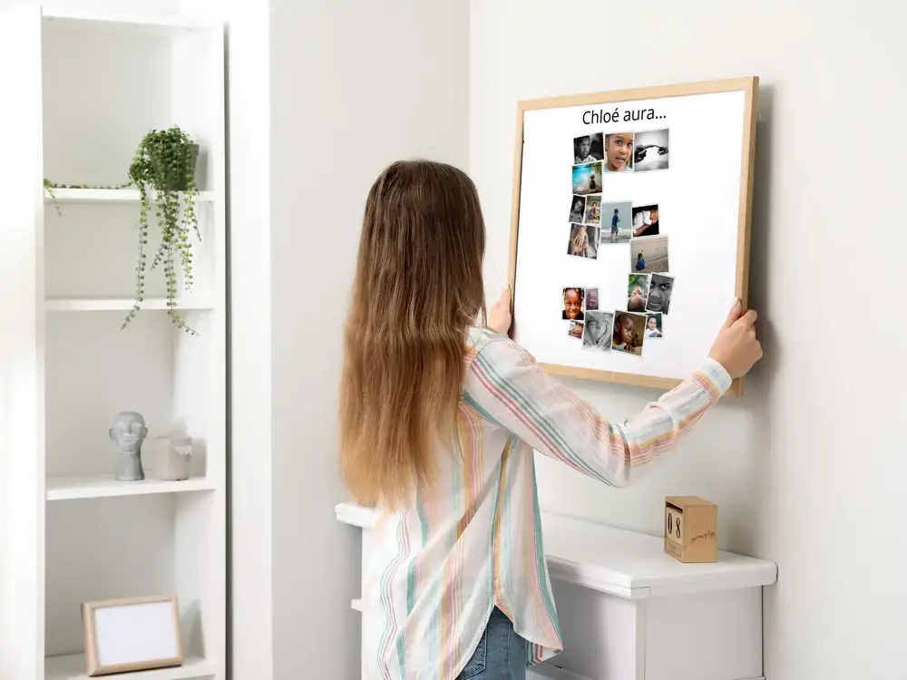 Collage photo en forme de 5 pour un anniversaire d’enfant, encadré en bois au mur près d’une étagère blanche