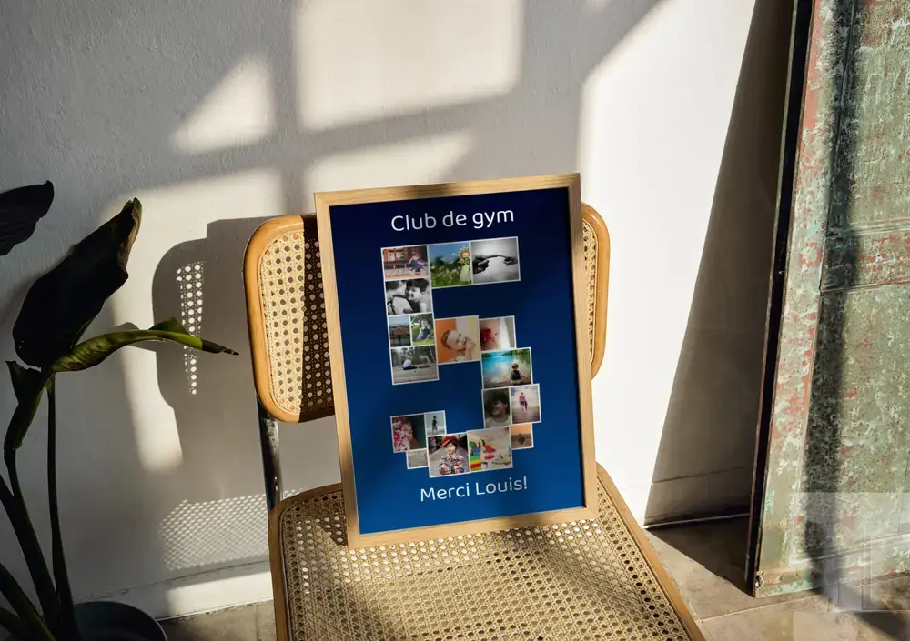 Collage photo en forme de chiffre 5 sur fond bleu, encadré en bois clair et posé sur une chaise cannée