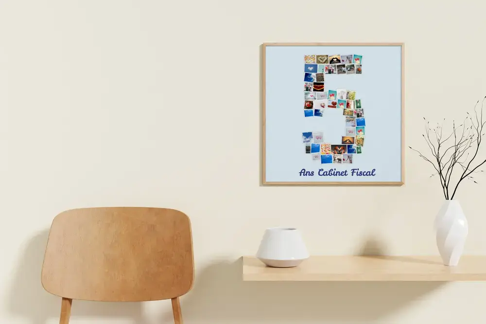 Collage photo chiffre 5 encadré en bois clair, accroché au-dessus d’une console pour les cinq ans d’une entreprise