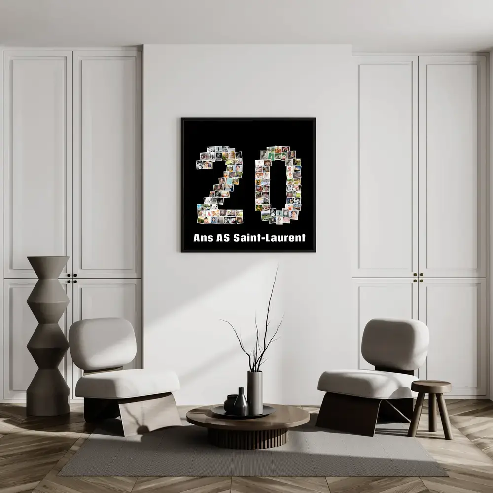 Tableau photo personnalisé en forme de 20 sur fond noir, accroché au mur d’un salon aux fauteuils clairs