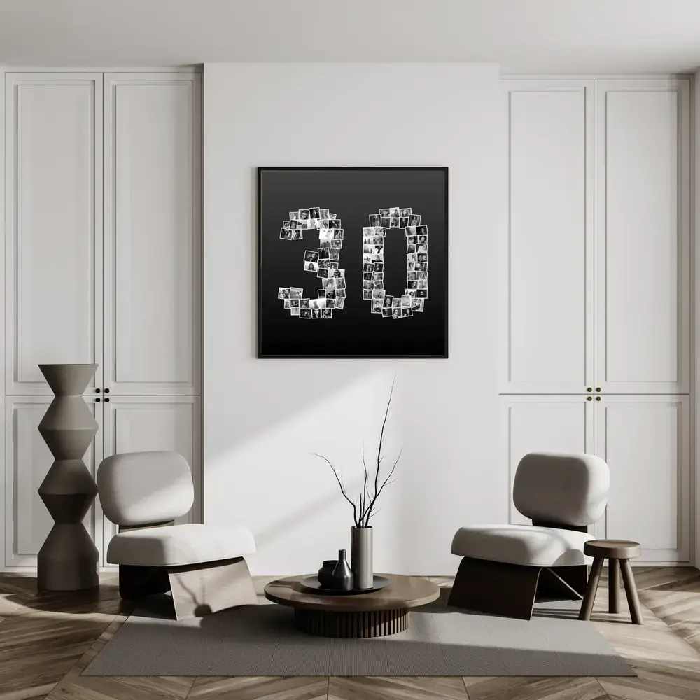Pêle-mêle de photos en noir et blanc formant le nombre 30, encadré au mur du salon au-dessus des fauteuils