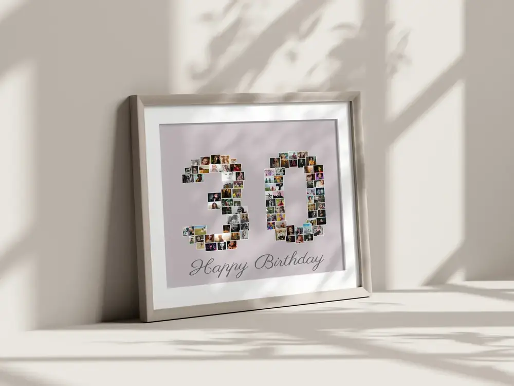 Pêle-mêle photo des 30 ans sur fond rose avec message d’anniversaire, encadré et posé au sol contre un mur ensoleillé