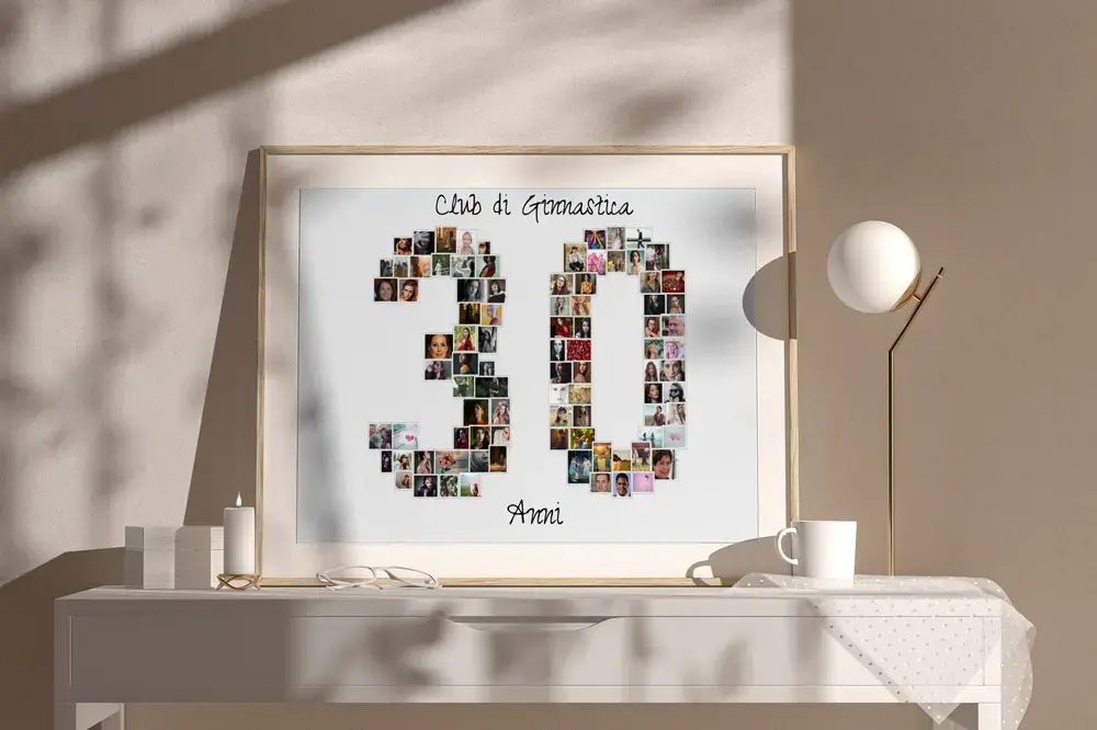 Collage fotografico a forma di 30 per un anniversario, in cornice di legno chiaro su una credenza accanto a una lampada