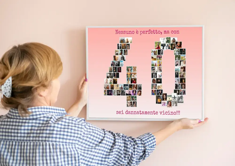 Collage di foto a forma di 40 per il 40° compleanno, con sfondo rosa e cornice bianca sulla parete