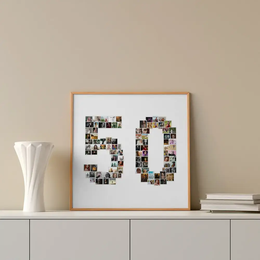 Collage di foto a forma di 50 su fondo bianco, con cornice in legno naturale, su una credenza accanto a un vaso